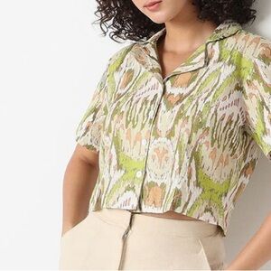 Excellent condition Style Union Lapel Collar Printed Short Sleeve Top Size: XS
